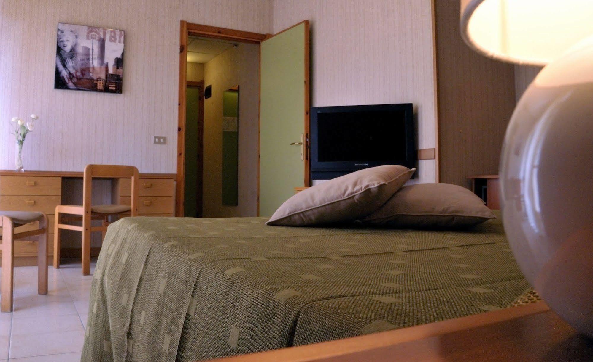 Hotel Residence Ulivi E Palme Cagliari Bagian luar foto
